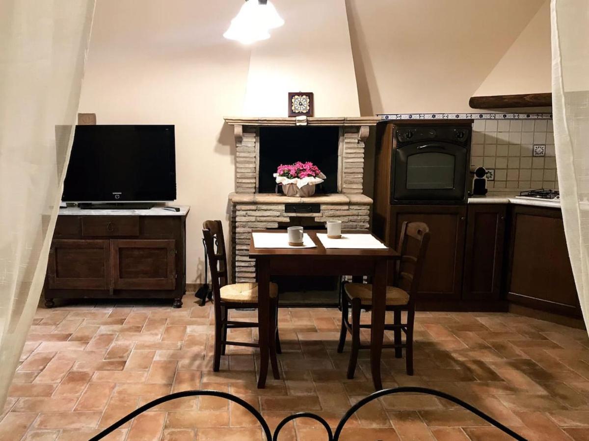 Casa Vacanze La Piazzetta Del Castello Montecalvello Екстериор снимка